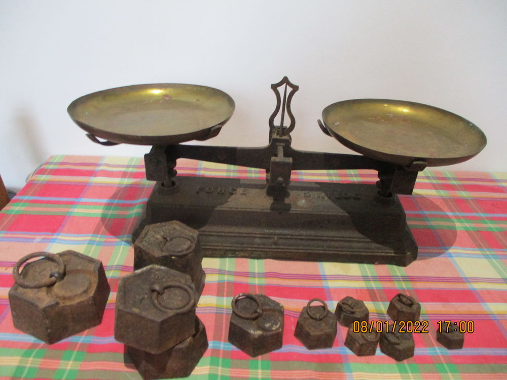 BALANCES ANCIENNES / COFFRET A  BIJOUX 55 Royan (17)