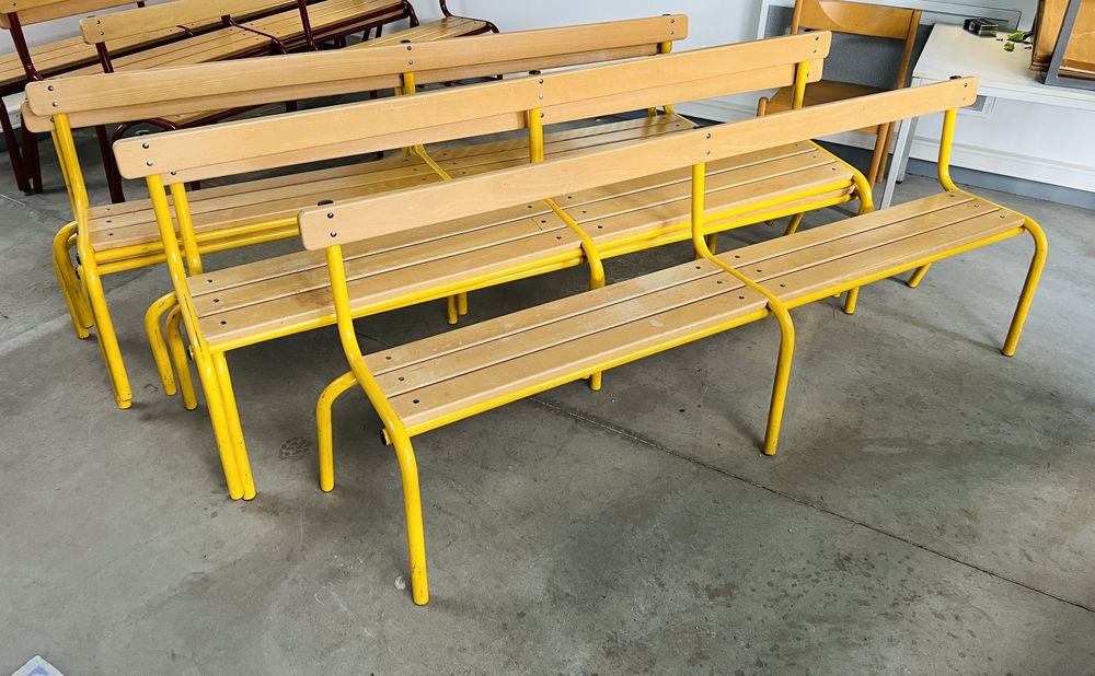 Bancs d'�cole bois clair et acier jaune ann�es 80 110 Lorient (56)