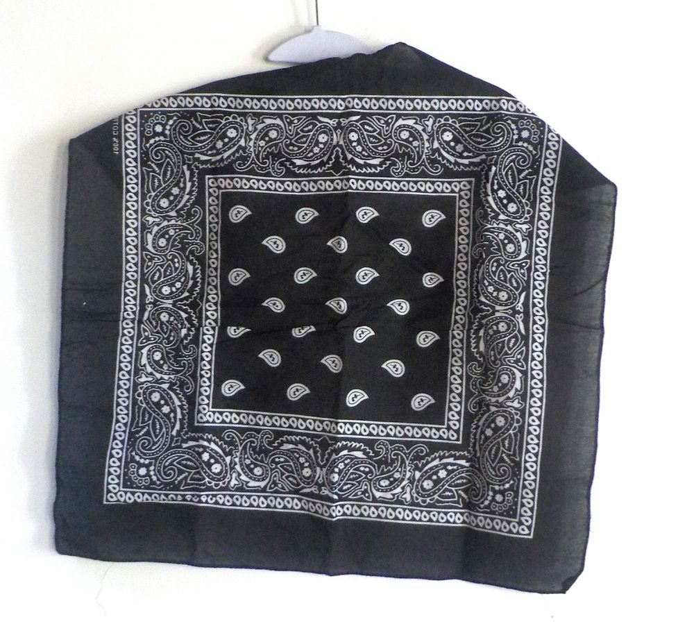 BANDANA NOIR AVEC DESSINS 100% COTON 52 cm x 52 cm 5 Bubry (56)