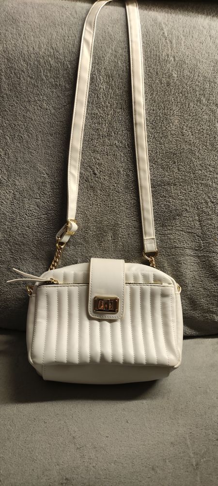 Sac bandouli�re blanc 15 Carros (06)