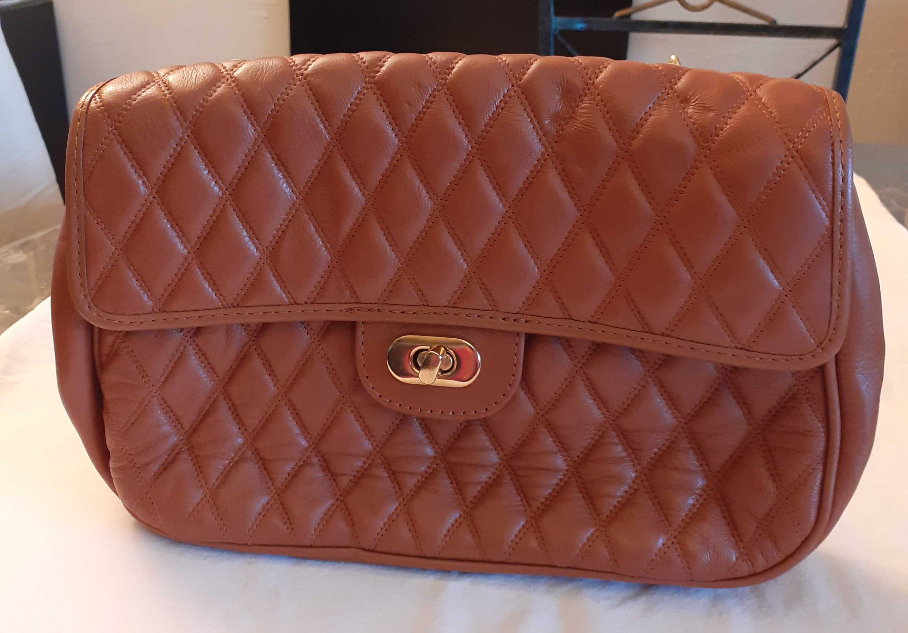 sac bandouli�re cha�ne en cuir matelass� LAURA VALLE 100 Paris 19 (75)