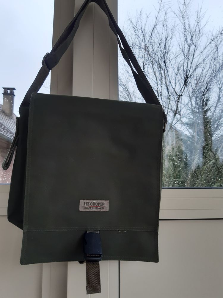 Sac Bandouli�re LEE COOPER Kaki. 15 Le Vernois (39)