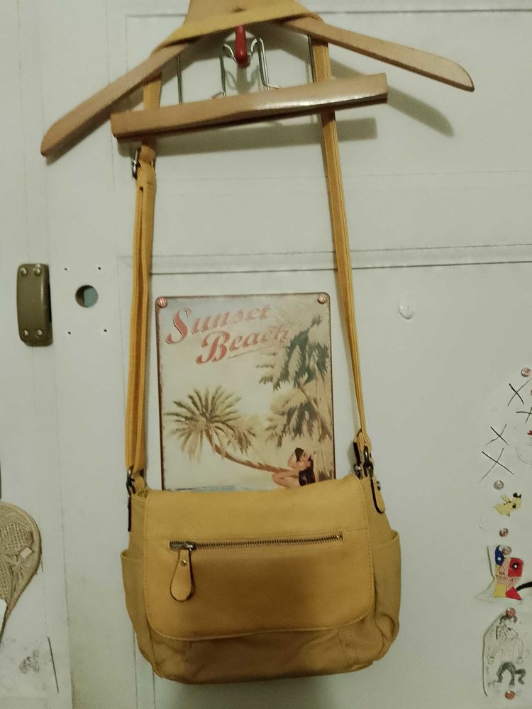 sac �    bandouli�re jaune Eternel. 15 Carqueiranne (83)