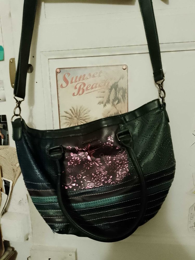 sac �  bandouli�re noir motifs bleus/roses Desigual. 28 Carqueiranne (83)