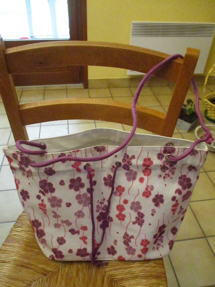sac en bandouli�re en tissus plastifi� fleurs violettes 0 M�rignies (59)