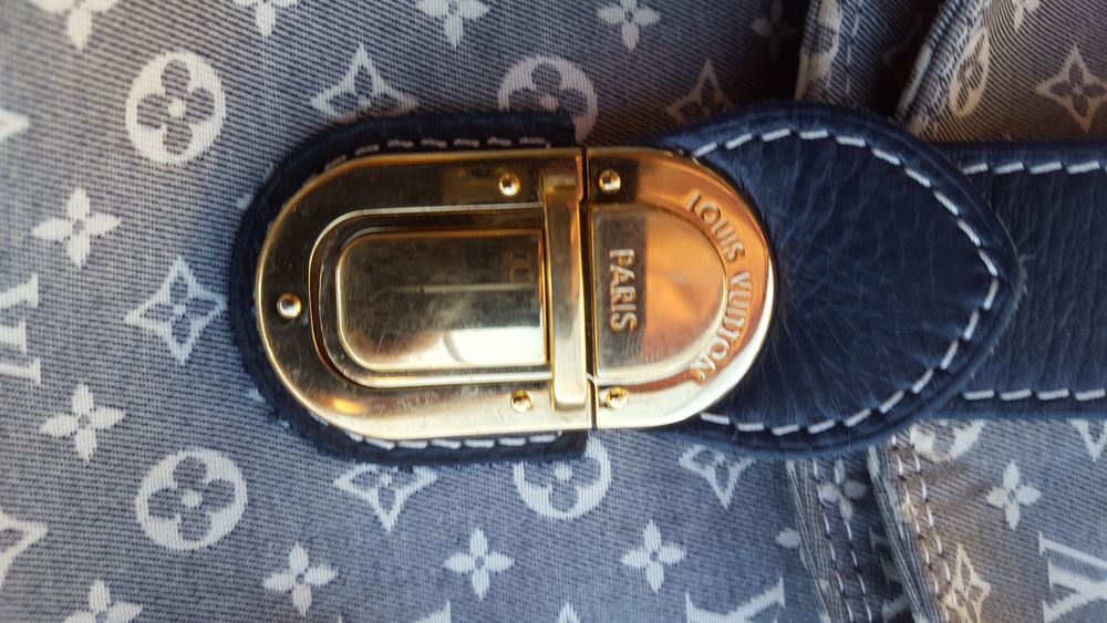 Sac Bandouli�re  Vuitton .Cuir et vinyl . 0 Groisy (74)