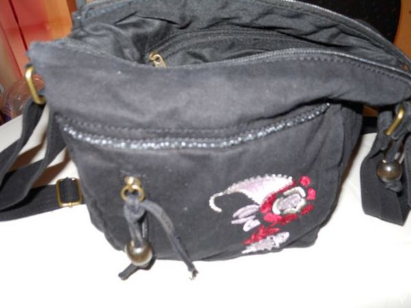 Sac bandoulli�re noir avec d�cors devant 10 Rennes (35)