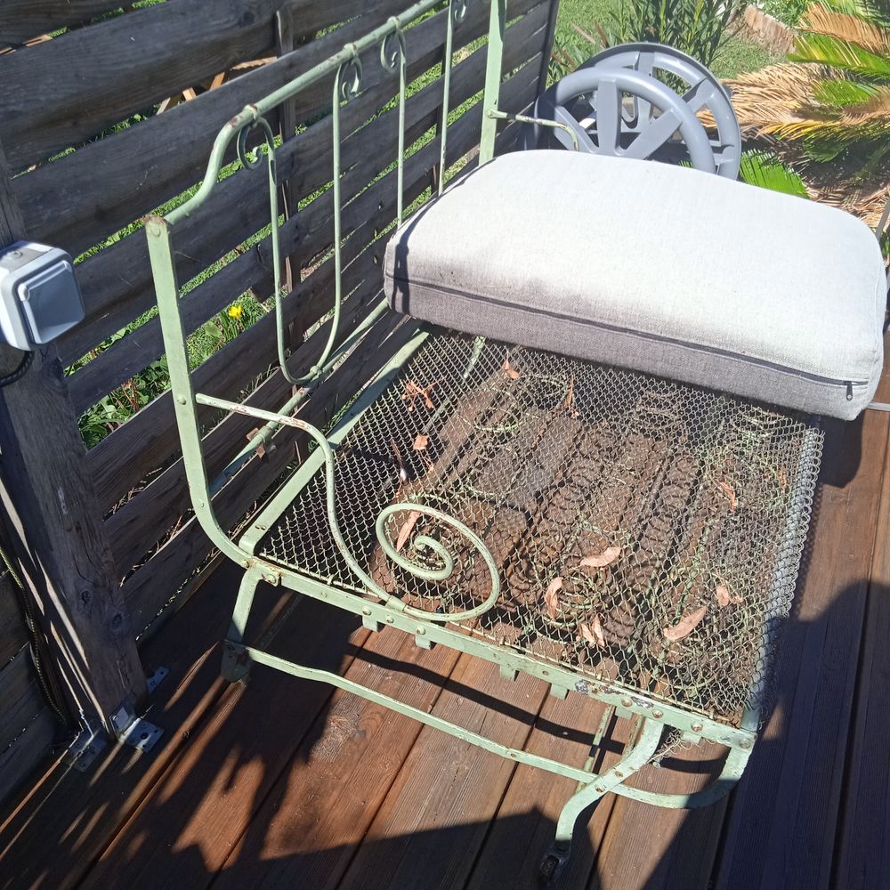 Banquette de jardin en fer, sommier ressorts coussins gris, 60 Salaise-sur-Sanne (38)
