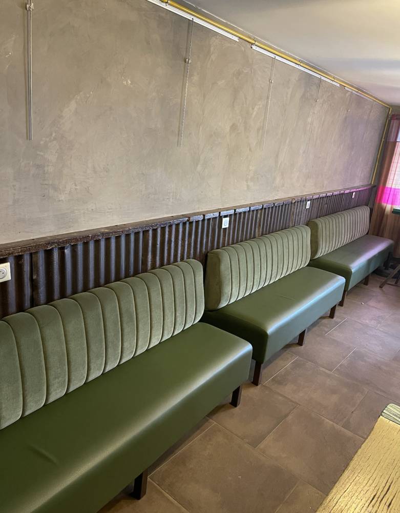 3 Banquettes Type Bistro. 1800 Saint-Cyr-sur-Mer (83)