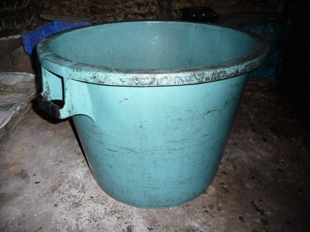 Baquet en plastique. 50 Saint-Quentin-sur-Nohain (58)