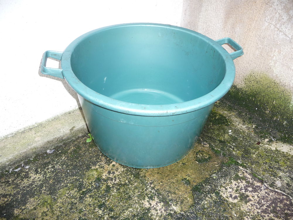 BAQUET en Plastique. 20 Saint-Quentin-sur-Nohain (58)