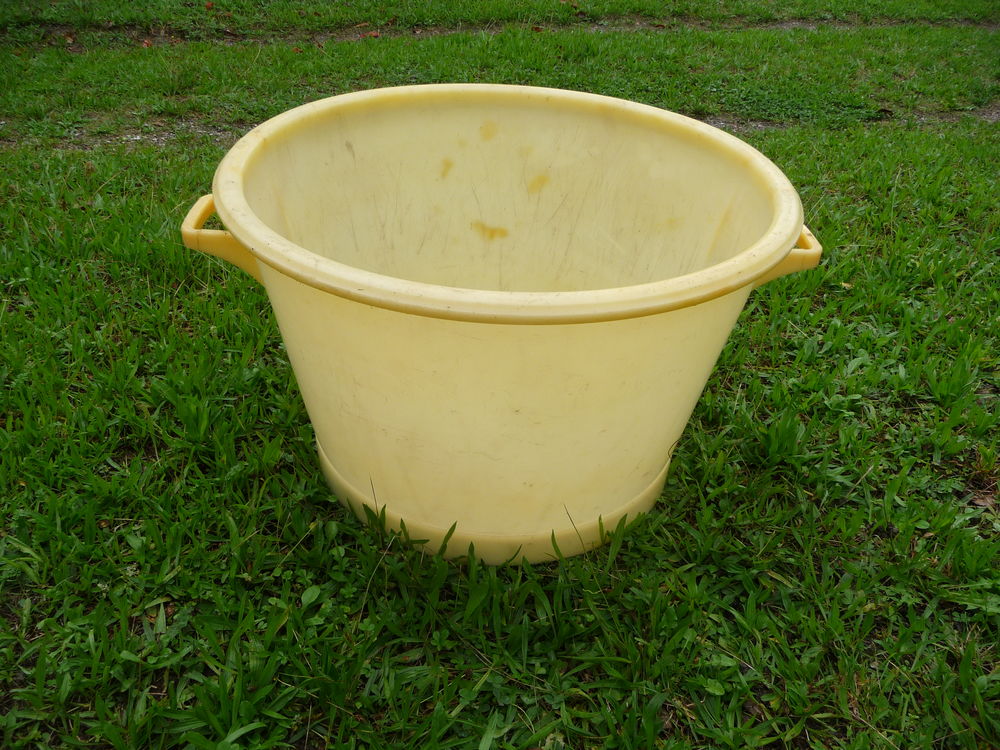 BAQUET en Plastique 24 Saint-Quentin-sur-Nohain (58)