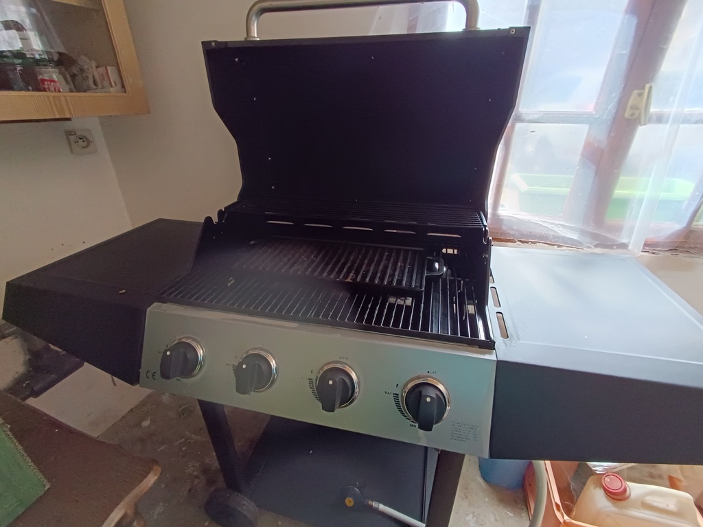 Barbecue � gaz avec quatre br�leurs et tables lat�rales 120 La Madeleine-de-Nonancourt (27)