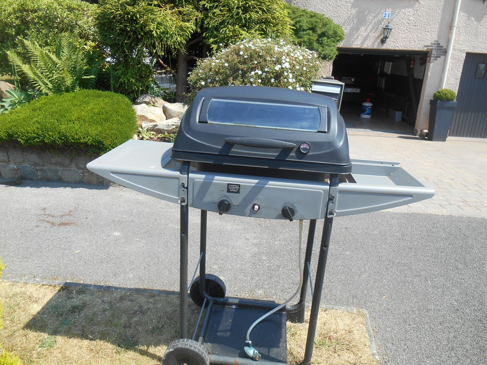 barbecue 2 bruleurs plus pierres de lave  TBE 35 Ruitz (62)