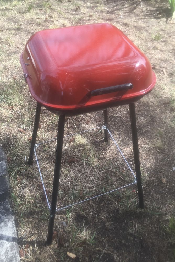 Barbecue � charbon portable, sur pieds, NEUF. 35 Lempdes (63)