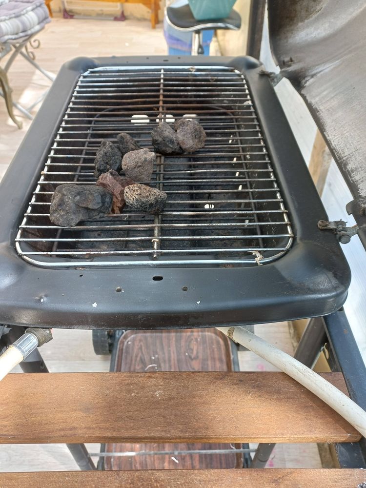 barbecue � gaz et pierre de lave 30 Saintes (17)