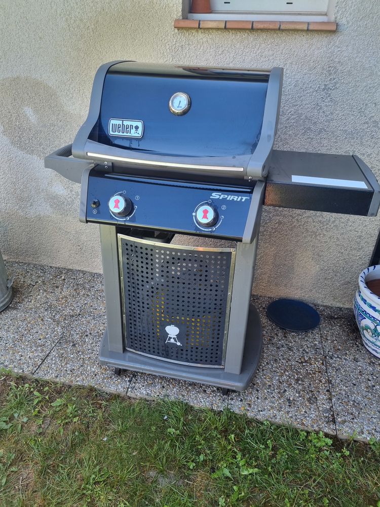 Barbecue � gaz WEBER.
190 Carpentras (84)