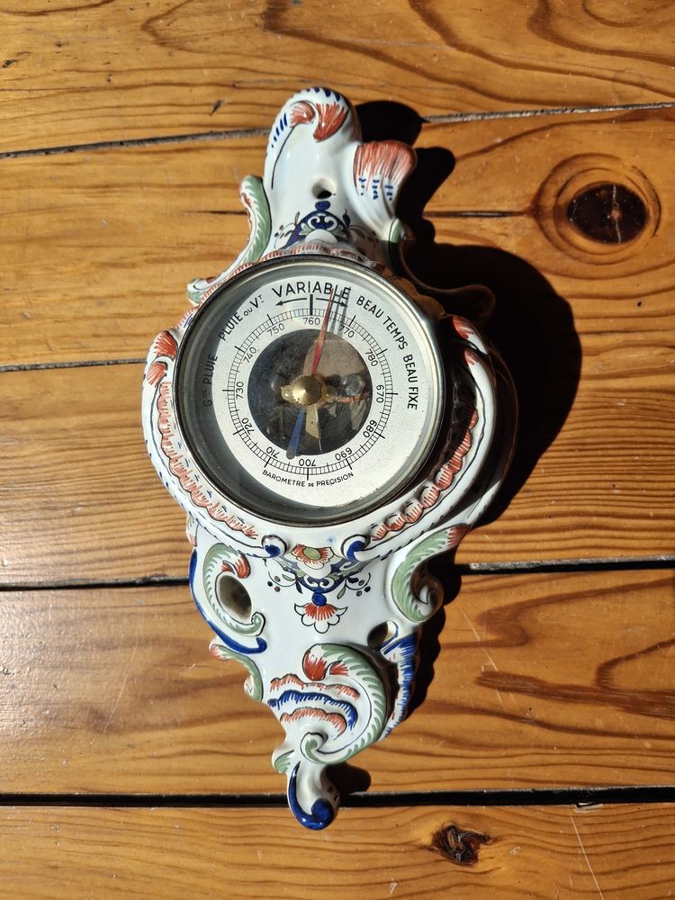 Barom�tre en faience de Rouen peinte � la main 42 Vichy (03)