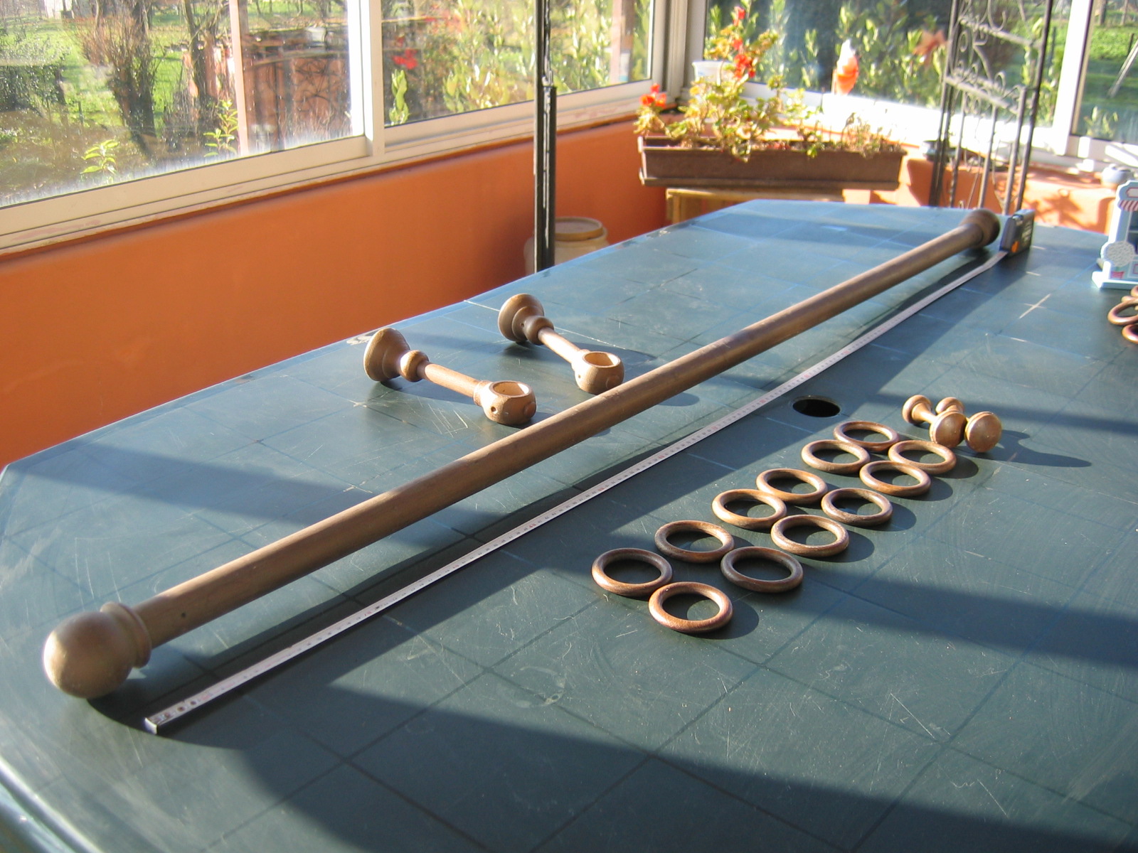 1 Barre en bois couleur Taupe de 1.50 m. 20 Le Vernois (39)