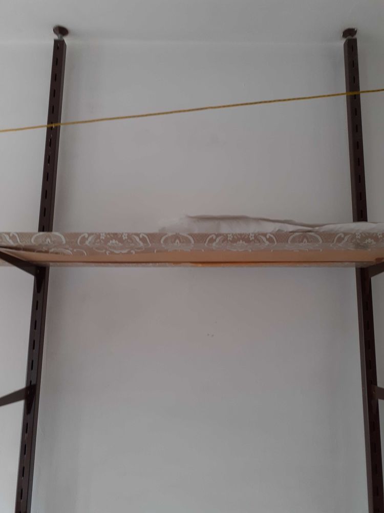 2 barres hautes, m�tal inoxydable, fixation sol et plafond avec �l�ments pour poser �tag�res, ol et plafond 25 Paris 20 (75)