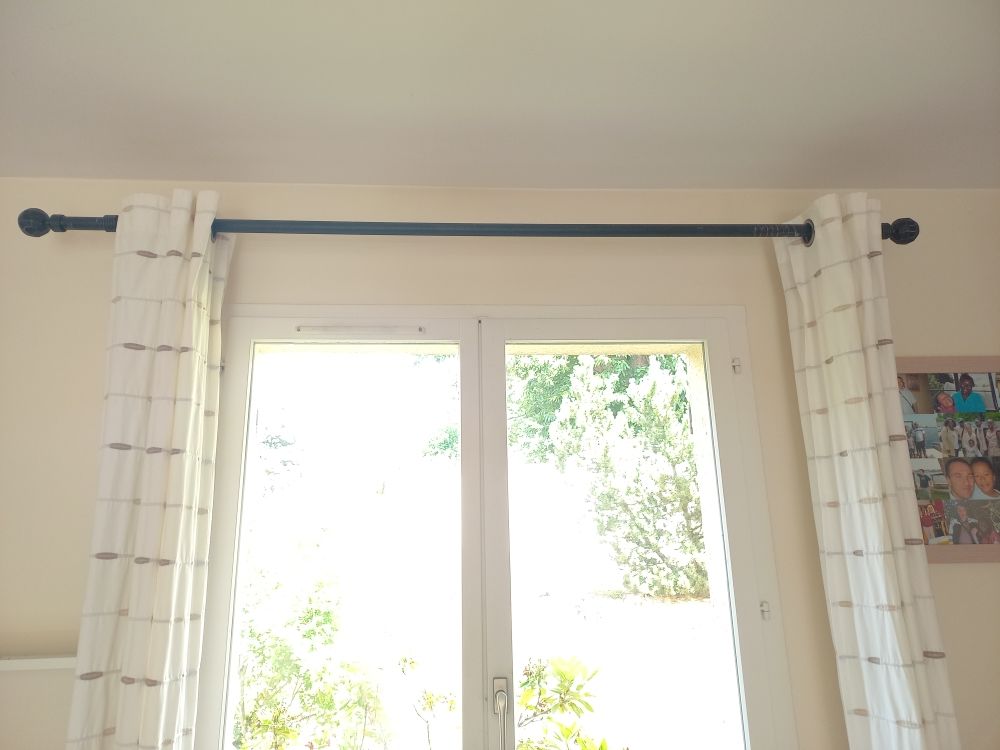 Barres de rideaux noires avec per�age 35 Paris 1 (75)