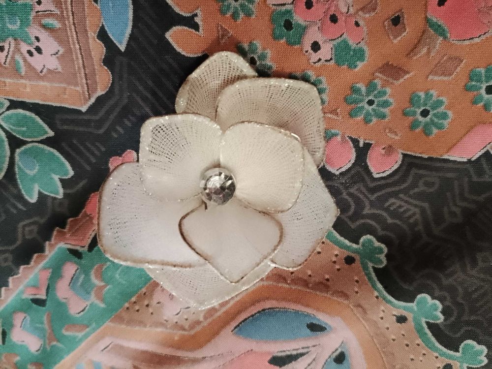 barrette �  cheveux fleur blanche en tissu vintage ann�es 80. 8 Carqueiranne (83)