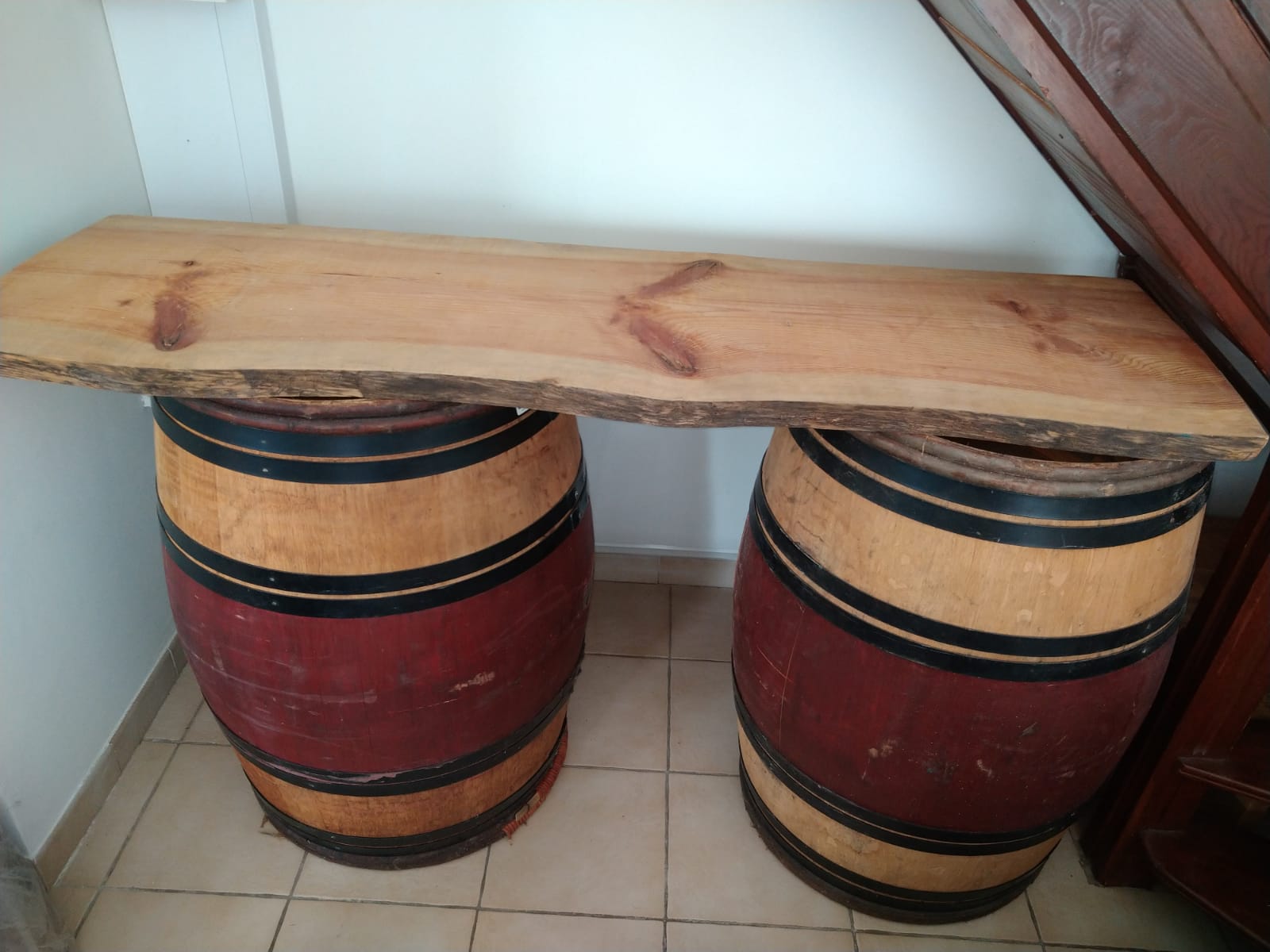 bar 2 barriques de vin (vides) planche en ch�ne massif 350 Vern�gues (13)