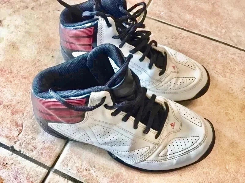 Basket Adidas P36 en tbe � 10 euros
10 Montr�al (32)