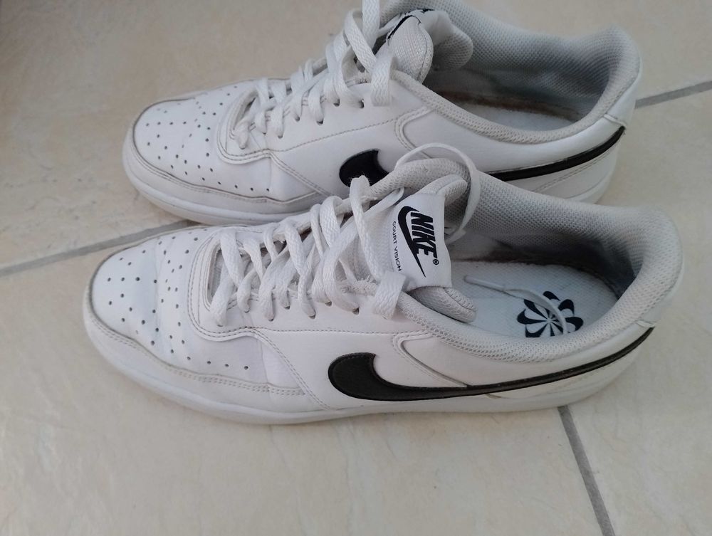 Basket Nike Taille 44
Paiement en esp�ces en mains propres uniquement 25 Douai (59)