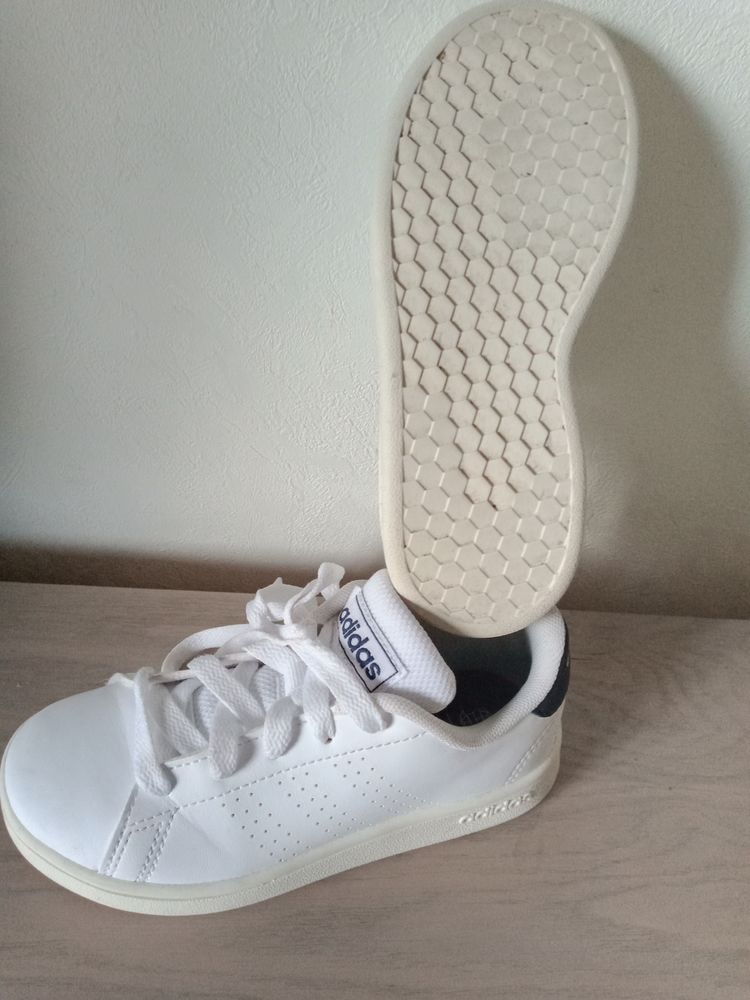 Baskets Adidas , enfant , pointure 28 
20 Mouvaux (59)