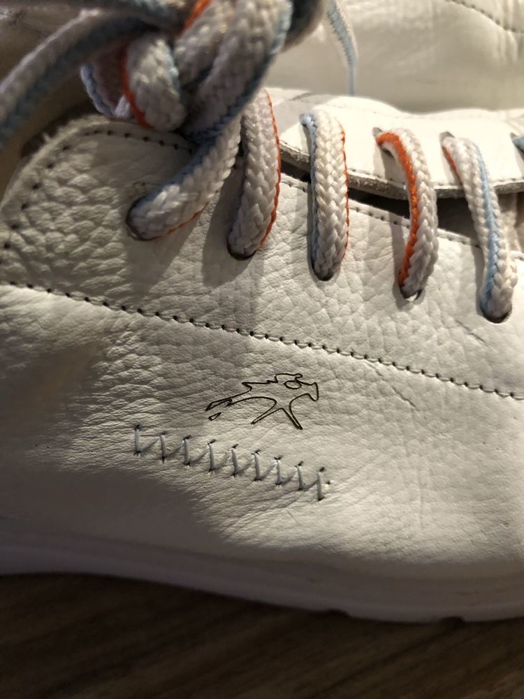 Baskets blanches Fluchos 25 Menton (06)