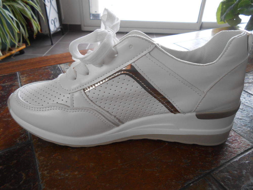 baskets blanches rainure argent�e T39 talon 30 Marck (62)