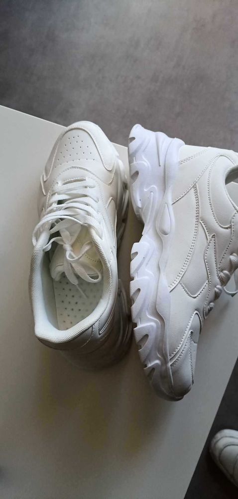 BASKETS  BLANCHES TOUTE NEUVE 15 Tarbes (65)