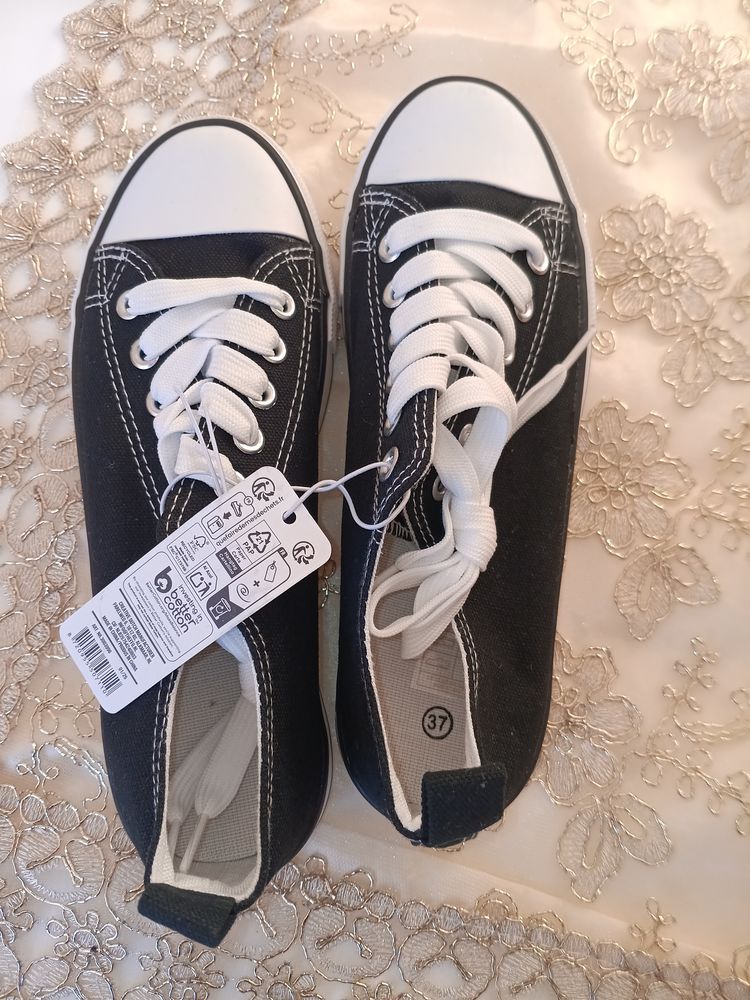 Baskets converse canvas shoes pour femmes poiture 37 50 N�mes (30)