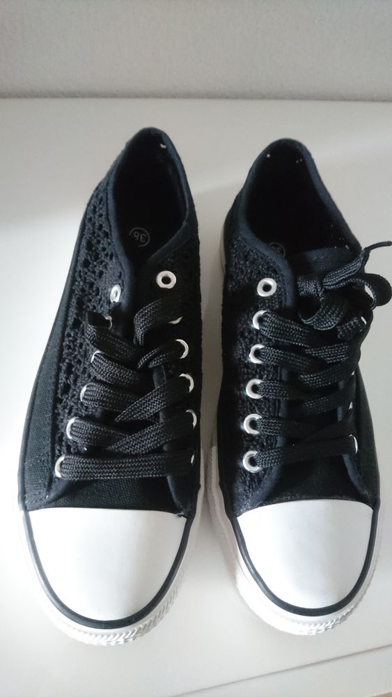 Baskets dentelle noires NEUVES jamais port�es Taille 38
10 Nice (06)
