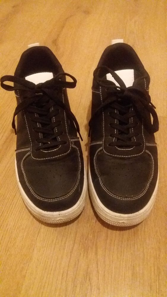 Baskets noires tr�s confortables T.43 10 Melun (77)