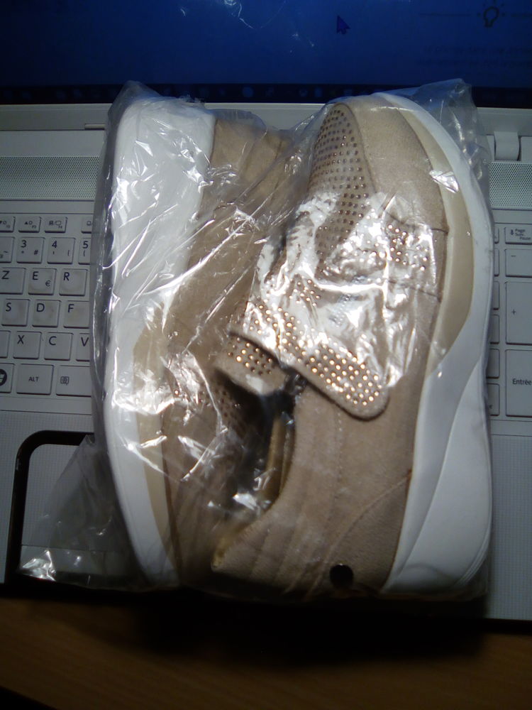 Baskets a plateforme 2020 
couleur beige
pointure 36 20 Gourg� (79)