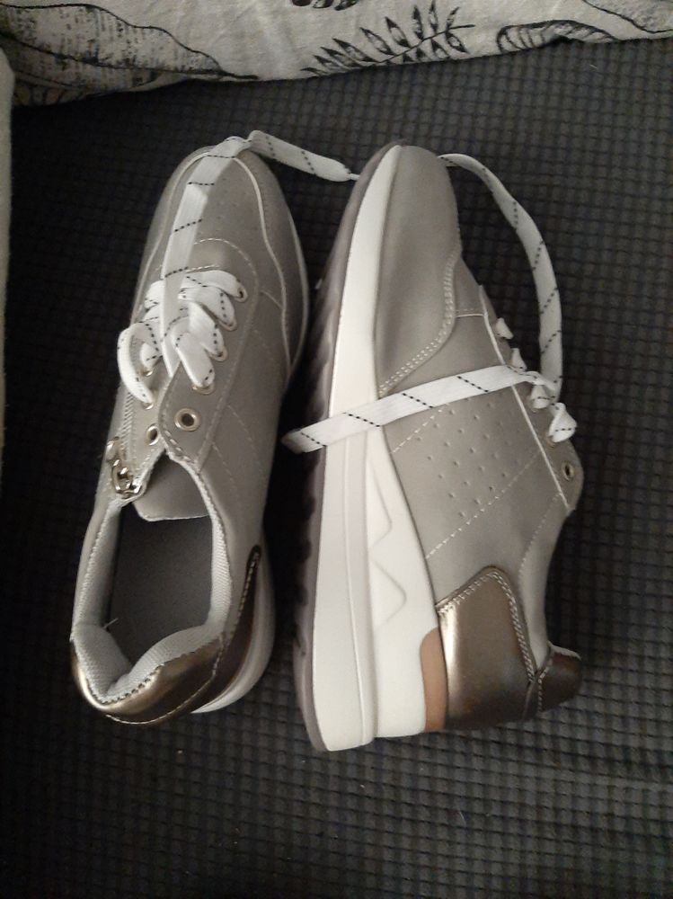 lot de baskets style divers
taille 39 
neuves jamais mises 
30 Menton (06)