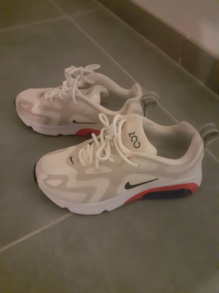 Baskets Air Max 200 taille 36
45 Bourg-en-Bresse (01)