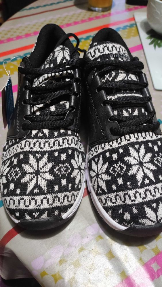 Baskets toile et cuir vegan. pointure 38 Angela Thompson 60 Verneuil-sur-Seine (78)