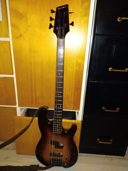 Basse Jacobacci JB280 - 5 cordes - micros actifs EMG - 1988 1000 Villers-sur-Coudun (60)