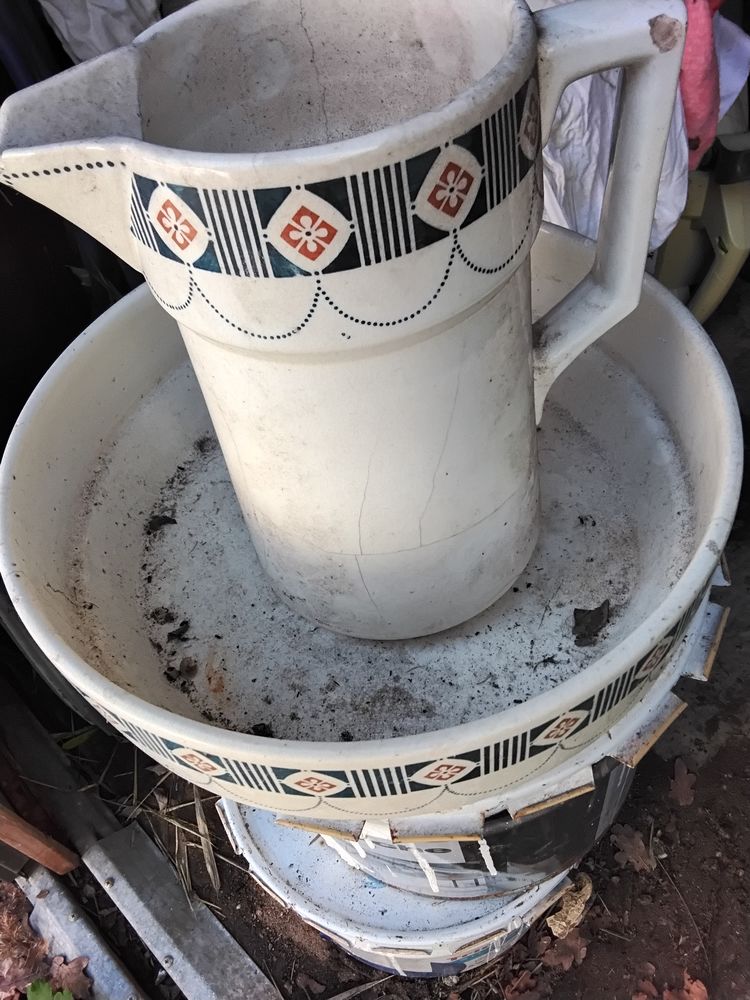 Bassine  et  bros. En  porcelaine.  Ancien 30 Saint-Pierre-du-Mont (40)