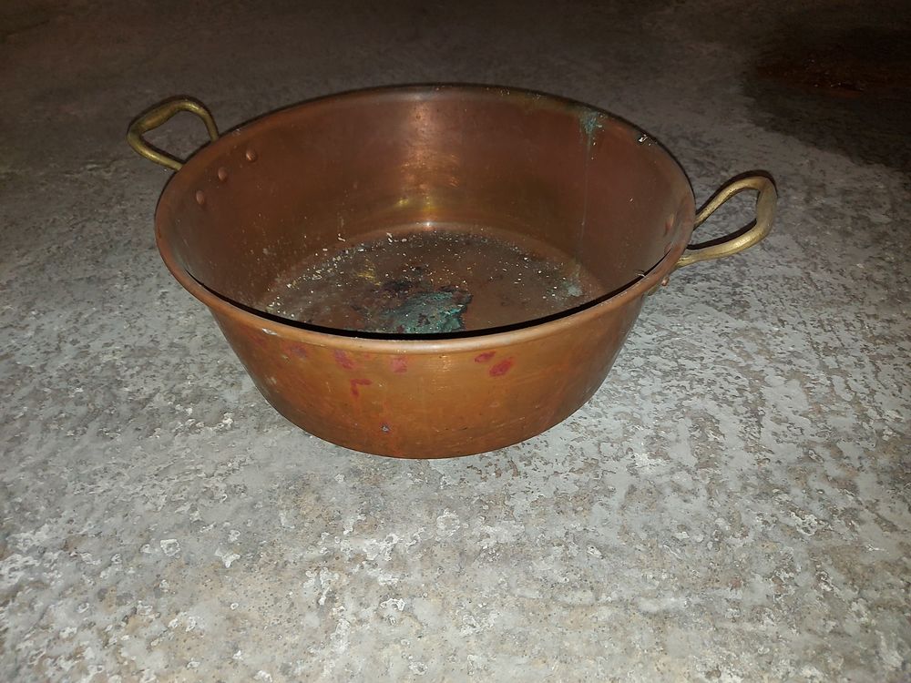 Bassine � confiture en cuivre. 70 Roquebrune-Cap-Martin (06)