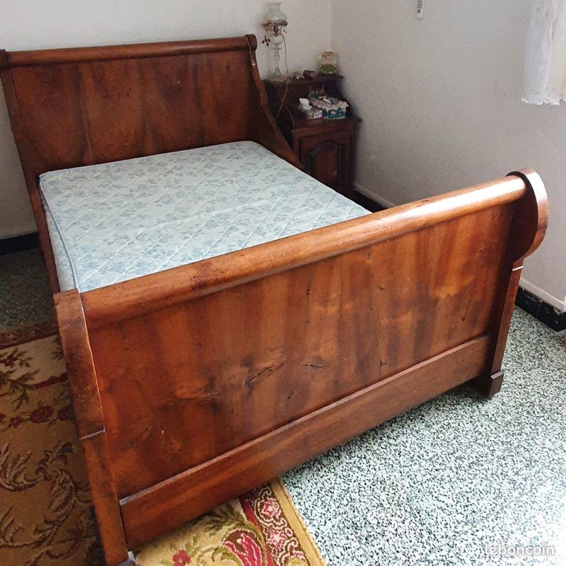Lit bateau ancien, bon �tat,style Louis Philippe
120 Ajaccio (20)