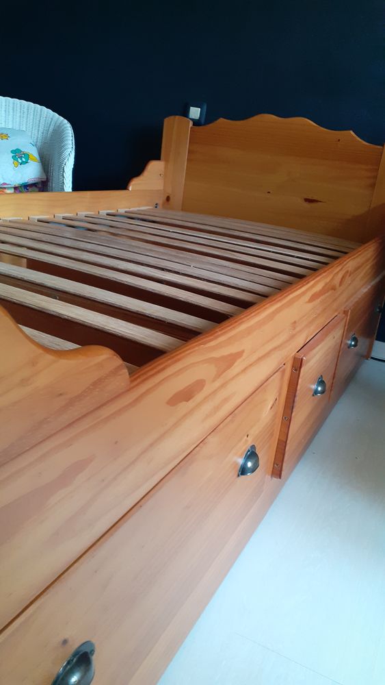 Lit bateau avec tiroir.En bois de tr�s bonne qualit�. 120 Magnan (32)