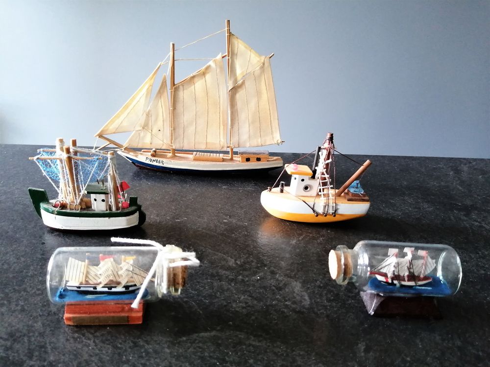 Lot de 5 bateaux miniatures en parfait état.
12 Puteaux (92)