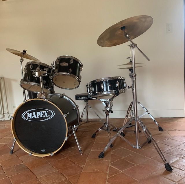 BATTERIE ACOUSTIQUE BON �TAT AVEC TABOURET ET PUPITRE 300 Cluny (71)