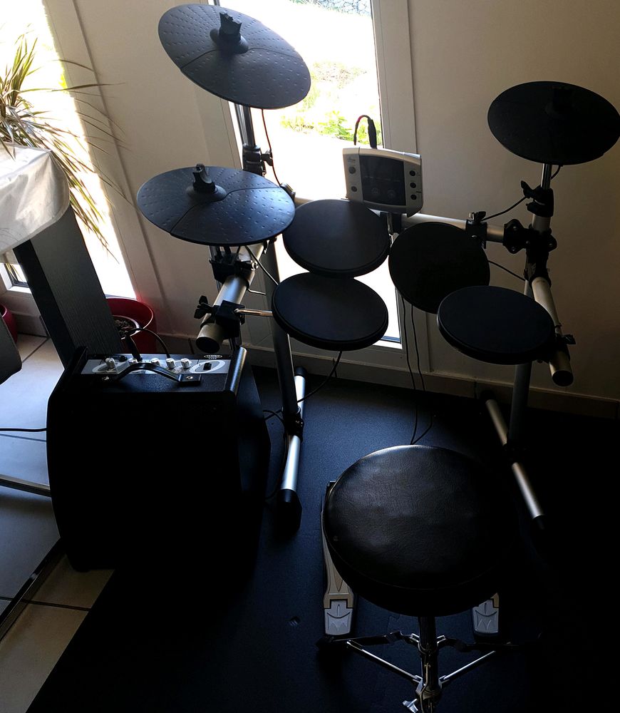  Batterie d occasion Drum dd 400 avec Enceinte Classic AP30 300 V�traz-Monthoux (74)