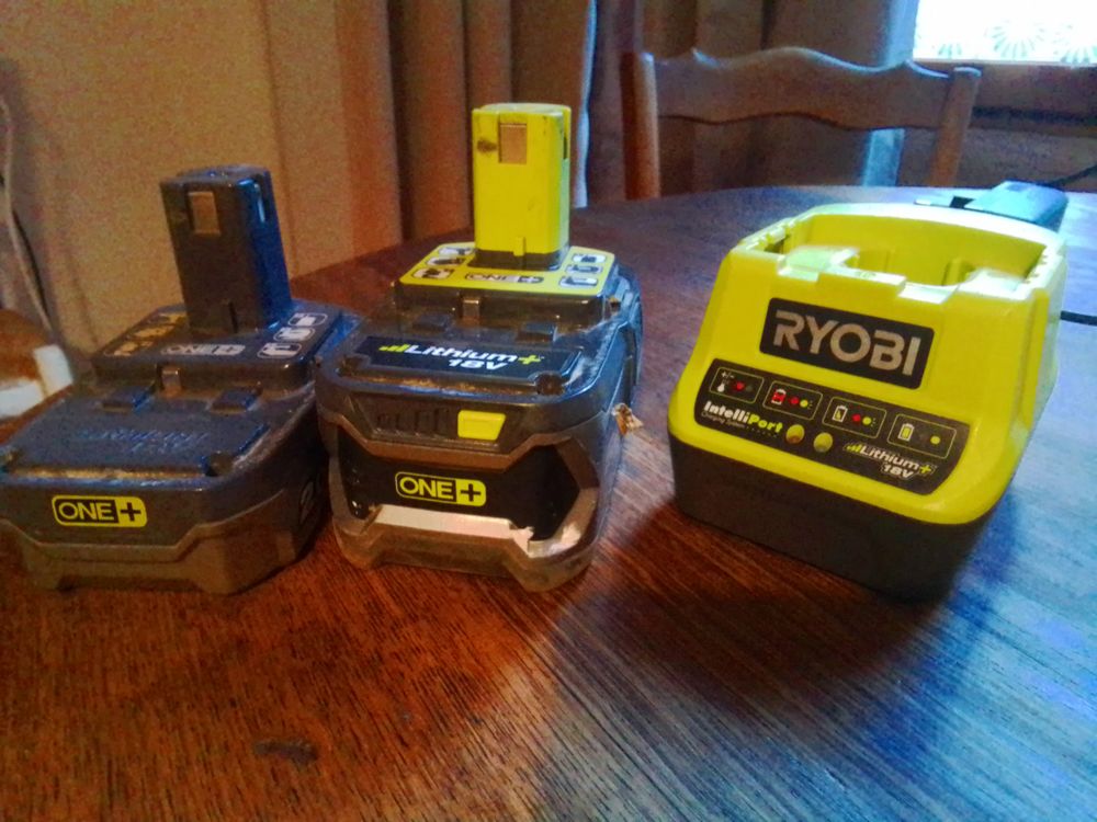 Batteries et chargeur  Ryobi  18v 50 Villecomtal (12)