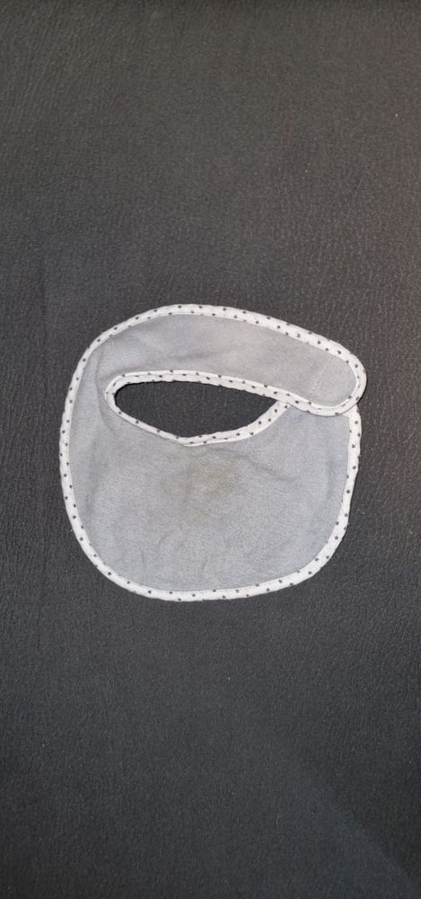 Bavoir gris Kiabi ? 100% coton 2 Aix-les-Bains (73)